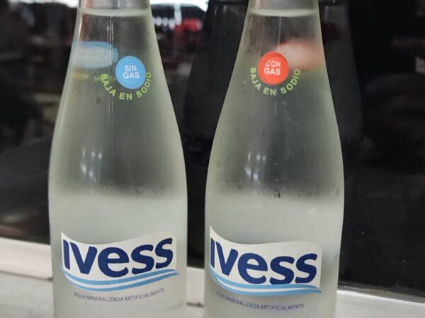 agua ivess con gas / sin gas