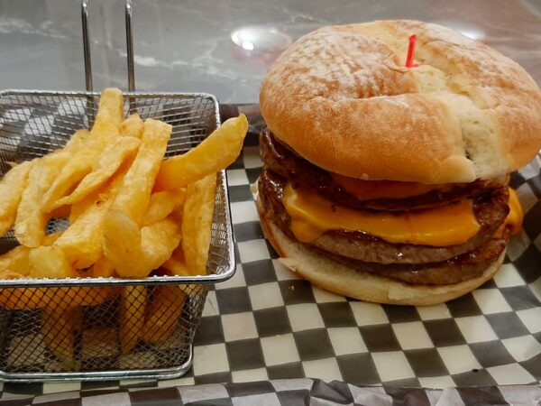 CHEDDAR CUADRUPLE + PAPAS + GASEOSA DE 500cc