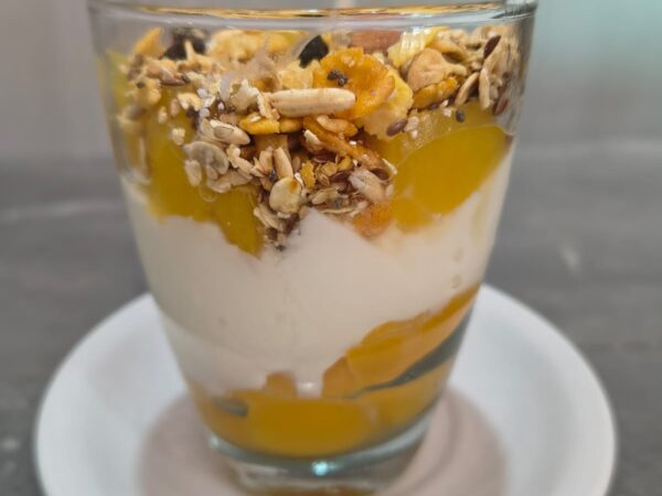 Yogurt con frutas y granola